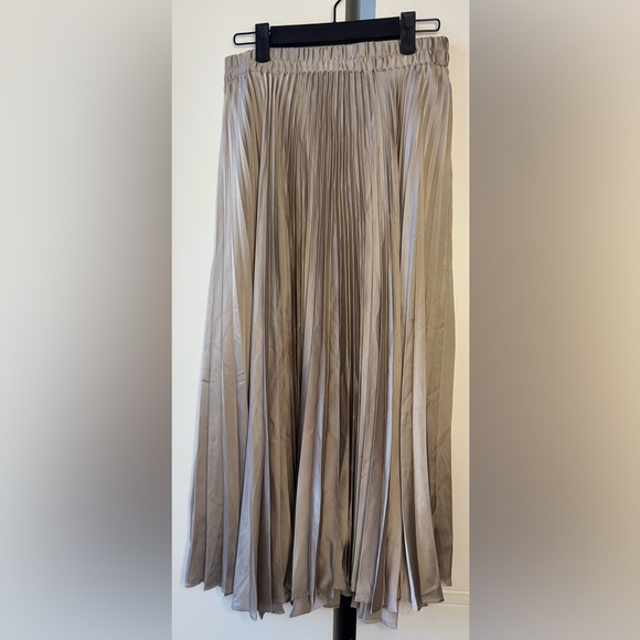 Dynamite Pleated Skirt - Picture 1 of 2